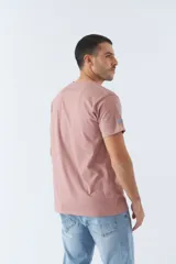 Remera azul de hombre, de manga corta, con logo en goma y arte estampado.