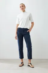 Pantalón chino azul marino con corte recto, bolsillos laterales y traseros, y dobladillo en el tobillo.