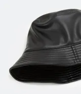 Sombrero tipo bucket negro de cuero sintético con ala mediana.