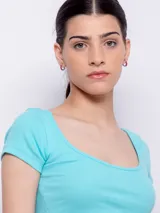 Top de manga corta en color verde menta con escote redondo y ajuste ceñido.