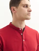 Remera manga corta con cuello mao y media botonadura, color azul.