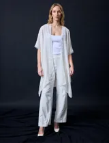Kimono negro de gasa con apliques de brillos, marca Jessica Mc Clintock.