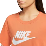 Remera naranja de corte cropped con logo de Nike estampado en blanco en el frente.
