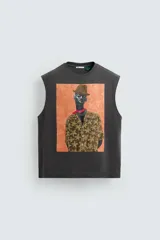Camiseta sin mangas gris oscuro de corte holgado, con cuello redondo y estampado frontal de un hombre con sombrero y camisa floreada. Diseño de la colaboración especial Zara x Otis Kwame Kye Quaicoe.