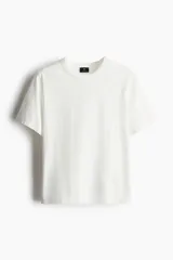 Remera blanca de algodón de peso medio, con cuello redondo ribeteado acanalado y bajo recto.
