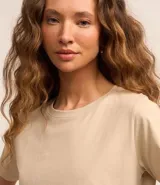 Blusa básica de algodón color tostado, de manga corta con dobladillo y nudo frontal.