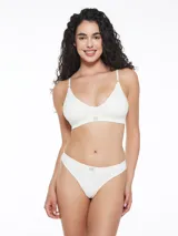 Conjunto de ropa interior color lila, compuesto por un corpiño triangular con breteles regulables y una bombacha tipo colaless.