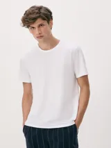 Remera blanca de corte slim fit y cuello redondo.