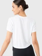 Remera corta negra de tela suave, con cuello redondo y mangas cortas.