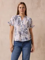 Blusa estampada marca Floral & Ivy, de mangas cortas con volados, cuello a la base con escote en V y elástico fruncido en mangas y espalda.