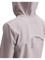 Campera deportiva negra con capucha, cierre frontal completo y logo Under Armour en el pecho.