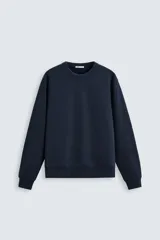 Sudadera azul marino de cuello redondo y manga larga, corte relaxed fit y terminaciones en rib.