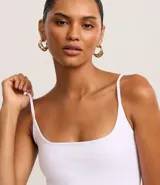 Body negro sin mangas, confeccionado en microfibra, con breteles finos, escote en U y cierre en la entrepierna.