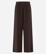 Pantalón de mujer color marrón oscuro, de tiro alto con cintura elástica fruncida y corte ancho recto. Presenta vincos delanteros marcados.