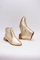 Botines de cuero negro con cierre lateral y taco bajo cuadrado de madera.