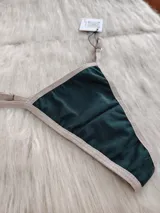 Microtanga verde con terminaciones en color beige y tiras finas regulables.