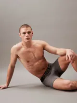 Pack de 3 boxers largos color gris con cintura elástica negra con logo Calvin Klein Intense Power.