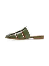 Sandalia tipo mule color crema con diseño entretejido y suela plana.