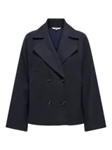 Chaqueta corta azul marino con cuello con solapas, cierre de botones y bolsillos laterales.