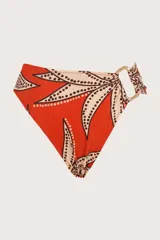 Calzón de bikini tiro alto con estampado floral en tonos naranja, beige y marrón. Presenta un aro dorado en el lateral.