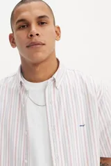 Camisa de corte regular con estampado de rayas en colores claros, con un bolsillo frontal y botones.