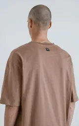 Remerón color cañamo de corte extra oversize y hombros caídos, confeccionado en algodón premium americano muy suave al tacto y combinado con cuello rib al tono en formato redondo y doble costura al tono del color base.