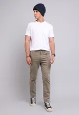 Pantalón de jeans negro con corte clásico, 5 bolsillos y elástico para mayor comodidad, ideal para el uso diario.