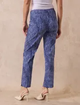 Pantalón recto de gabardina elastizada con estampado floral multicolor. Pretina ancha elastizada. Marca Zac & Rachel.