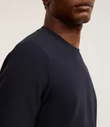 Remera de algodón blanca de corte slim, con cuello redondo, mangas cortas y textura acanalada.