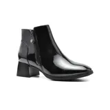 Bota de charol negro con cierre lateral, tacón bajo y punta afilada, ideal para looks casuales.