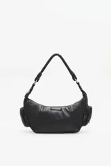 Cartera tipo hobo de cuero vacuno color negro, con apliques de tachas doradas y plateadas. Tiene un asa corta trenzada y dos bolsillos externos con cierre.