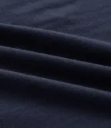 Conjunto de pijama masculino compuesto por una remera azul marino de manga corta con cuello redondo y un estampado localizado de carpincho en el pecho, y un short a juego con estampado repetitivo de carpinchos.