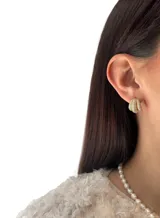 Par de aros pequeños plateados con forma de argolla triple con incrustaciones de zirconia.