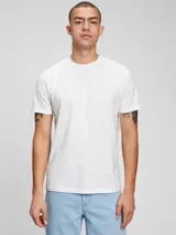 Remera básica de manga corta color negro con cuello redondo.