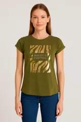 Remera verde militar de corte clásico, con mangas cortas con dobladillo y estampado frontal con diseño abstracto en dorado y texto en inglés.