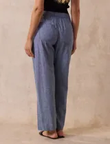 Pantalón de lino estampado marca Dash, con pretina ancha elastizada con lazo de ajuste, bolsillos inclinados delanteros y traseros.