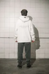 Buzo hoodie color crema de algodón con capucha y bolsillo tipo canguro.