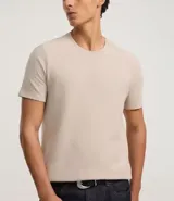 Remera de corte slim color beige, con cuello redondo, manga corta y tejido acanalado.