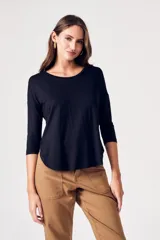 Remera negra de viscosa con elastano, calce oversize y mangas 3/4.