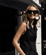 Chaleco negro de lino con doble botonadura y solapas de muesca. Corte sastrero clásico y atemporal.