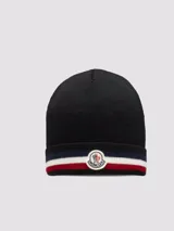 Gorro de lana tricolor con el distintivo de la marca Moncler, diseño sofisticado y moderno.