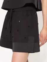 Short blanco con pequeños apliques brillantes.