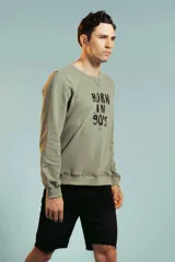 Sweatshirt color marrón claro con cuello redondo y puños ajustados.