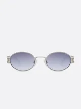 Lentes de sol ovalados con marco plateado y lentes degradados en tonos de gris y azul.