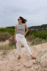 Chaleco tejido a mano en lana merino color gris y blanco, con cuello alto y sin mangas.