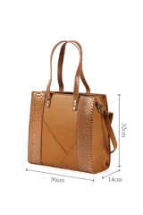 Cartera color marrón con textura símil piel de serpiente en los laterales y las asas. Tiene cierre superior, correa ajustable y herrajes metálicos.