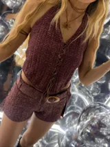 Top con entrelazado en el frente y espalda abierta.