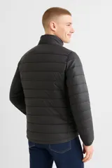 Campera puffer color beige con cuello alto y cierre frontal.