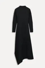 Vestido negro de lana con cuello alto, mangas largas y bajo asimétrico.