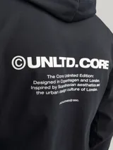 Hoodie negro de manga larga con capucha y bolsillo tipo canguro.